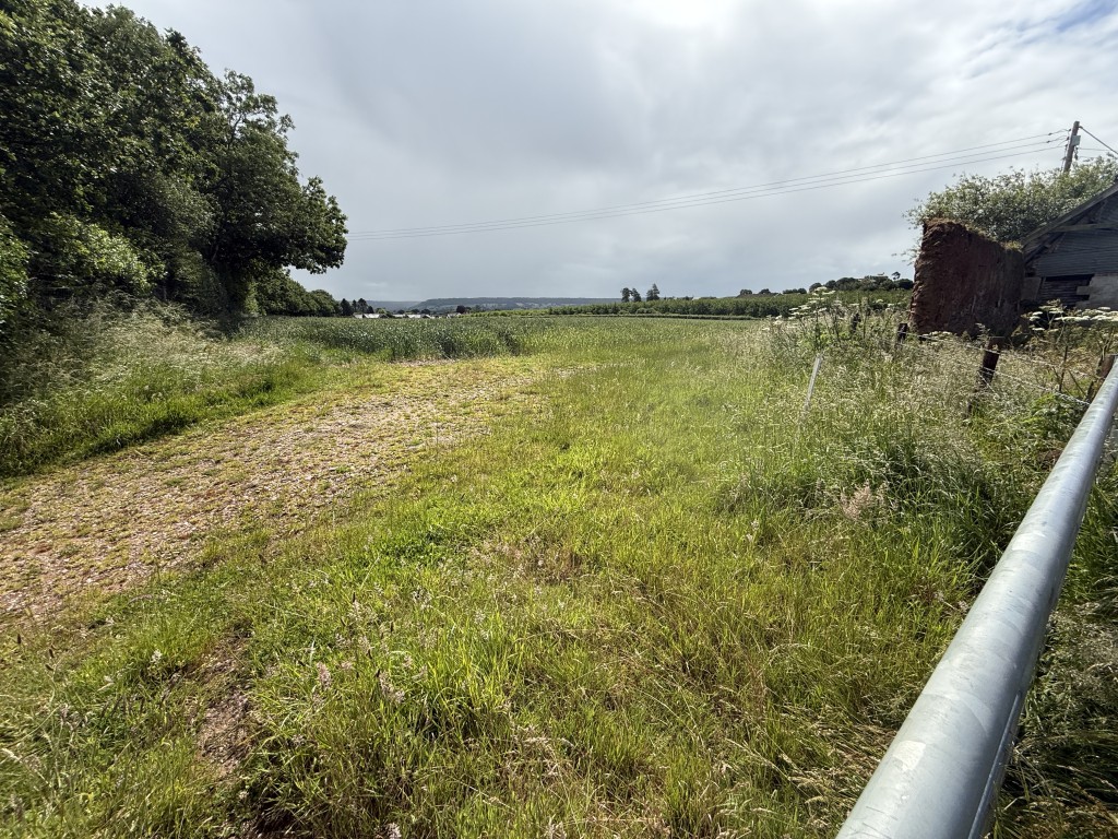 Lot: 67 - BARN WITH PLANNING PERMISSION FOR CONVERSION AND EXTENSION INTO SINGLE DWELLING - View of field to the side of the barn